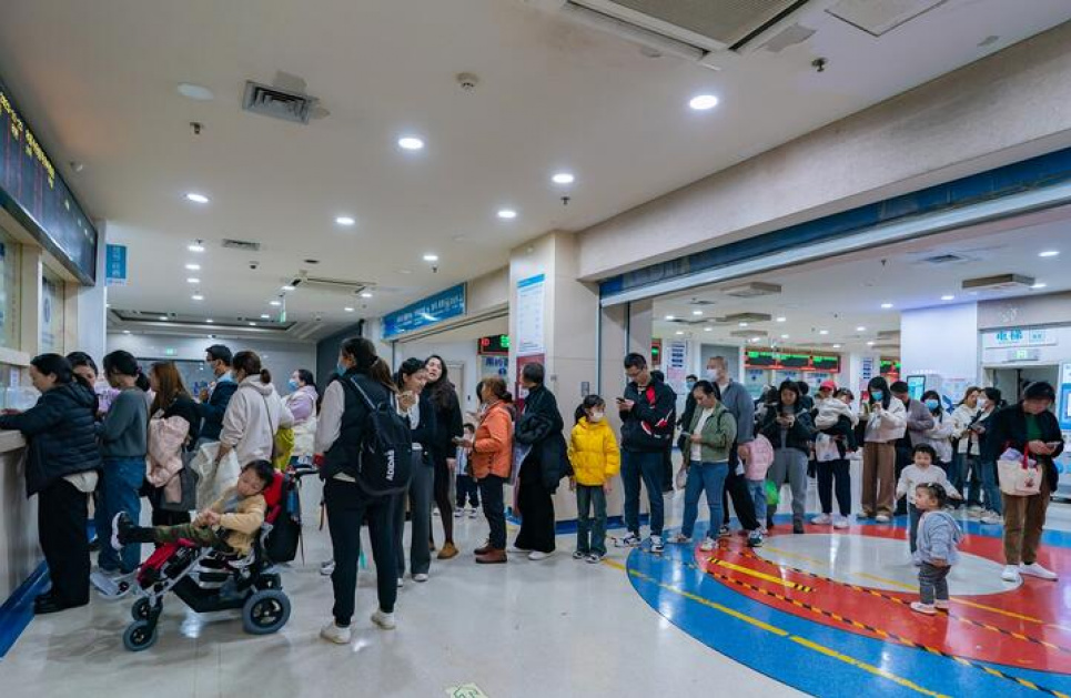 Родители с детьми выстраиваются в очередь в детской больнице в Чунцине, Китай, 23 ноября 2023 года. Фото: Reuters