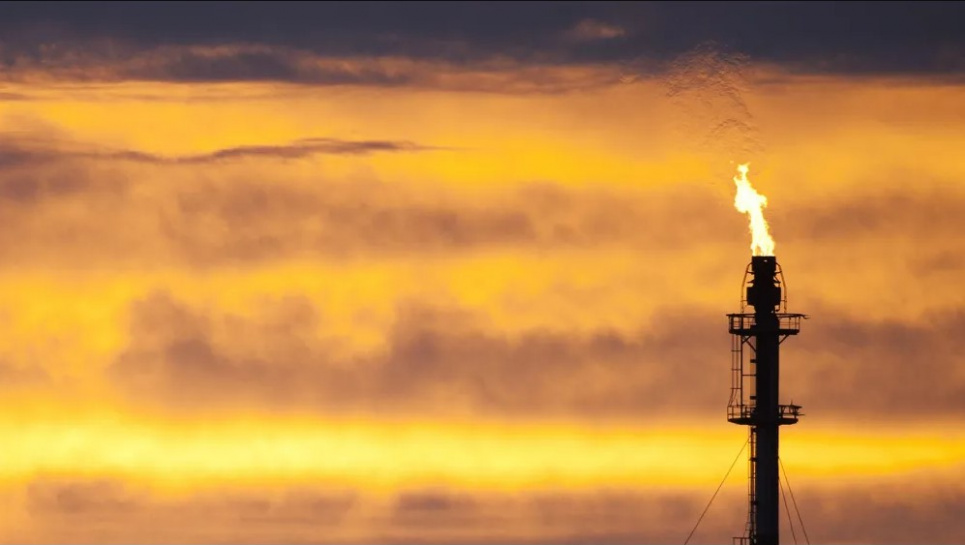 Кліматична конференція ООН: метан спалюється на нафтопереробному заводі французької нафтової компанії Total у Донжі, на заході Франції. Фото: Жан-Себастьян Еврард/AFP/Getty Images