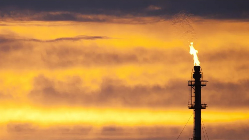 Виробників нафти та газу зобов’яжуть перекривати витоки метану: уряд США оголосив на СОР 28 про нові стандарти Кліматична конференція ООН: метан спалюється на нафтопереробному заводі французької нафтової компанії Total у Донжі, на заході Франції. Фото: Жан-Себастьян Еврард/AFP/Getty Images