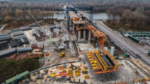 В Чернигове завершили первый этап надвижки металлического пролетного строения моста через Десну.