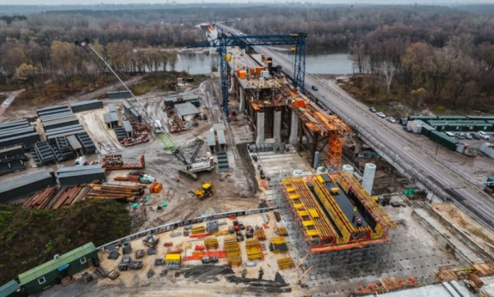 Зpавершено перший етап насування металевої прогонової будови мосту через Десну (ФОТО) У Чернігові зpавершили перший етап насування металевої прогонової будови мосту через Десну