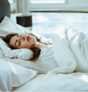 Чому болить шия після сну та як обрати ергономічну подушку