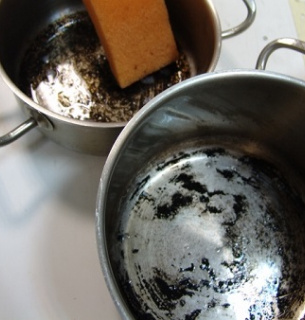 Чистим пригоревшую кастрюлю. Чистим пригоревшую кастрюлю. Чистим пригоревшую кастрюлю. Нагар на кастрюле. Пригоревшая кастрюля.