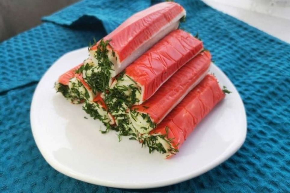 Когда гости застали врасплох: вкусные рулетики из крабовых палочек Вкусные рулетики из крабовых палочек