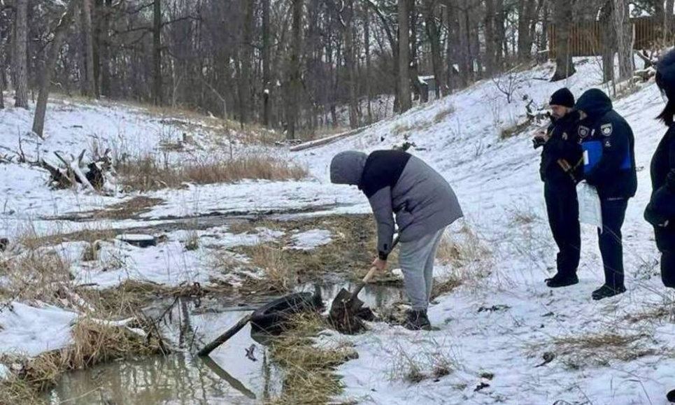 В Буче из коттеджного городка сливали нечистоты в соседний овраг