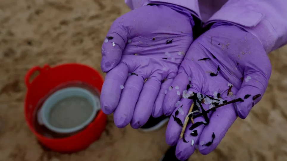 Тижнями працівники та волонтери збирали незліченну кількість пластикових кульок, які викинуло на Атлантичне узбережжя Франції — влада оголосила надзвичайну екологічну ситуацію. Фото: Мігель Відаль/Reuters