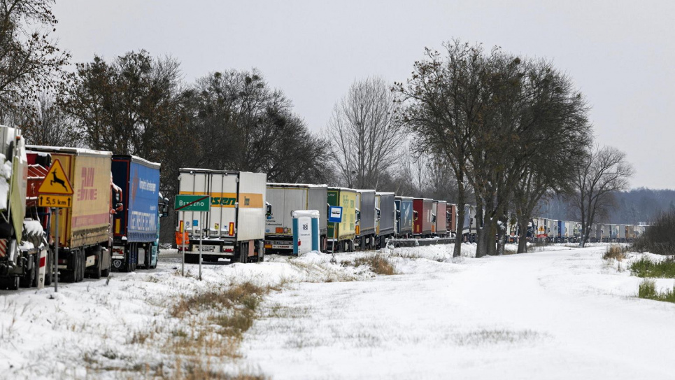 На украинско-польской границе в очередях стоят 1900 грузовиков.
Фото иллюстративное