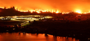 Лесной пожар, пересекший границу американского штата Вашингтон и ставший причиной эвакуации города Осуюс, провинция Британская Колумбия, Канада, 30 июля 2023 года.
Фото: Reuters