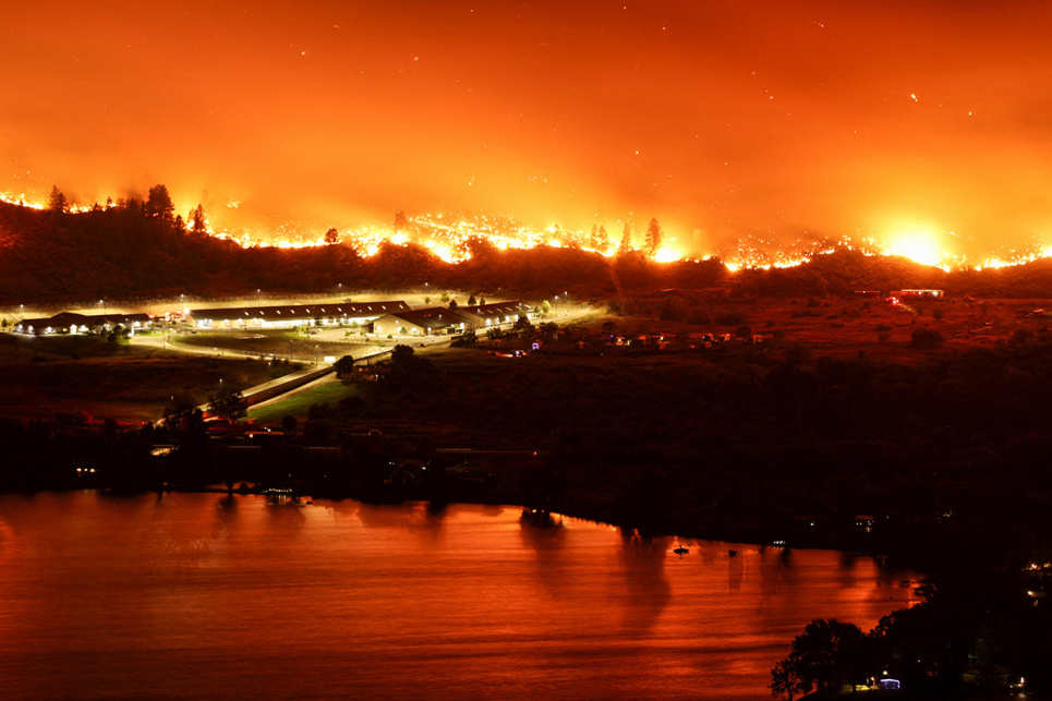Лісова пожежа, що перетнула кордон американського штату Вашингтон і стала причиною евакуації міста Осуюс, провінція Британська Колумбія, Канада, 30 липня 2023 року. Фото: Reuters