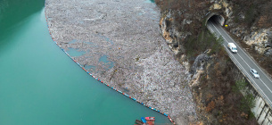 Тонни сміття, зокрема пластикові пляшки, використані шини та різні неорганічні відходи, на річці Дрина у Вишеграді, Боснія та Герцеговина, 5 січня 2024 року. Фото: Reuters