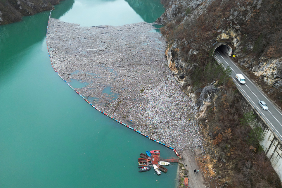 Плавуче звалище на одній із найкрасивіших річок Європи: ось як через людей страждає мальовниче балканське місто (ФОТО) Тонни сміття, зокрема пластикові пляшки, використані шини та різні неорганічні відходи, на річці Дрина у Вишеграді, Боснія та Герцеговина, 5 січня 2024 року. Фото: Reuters