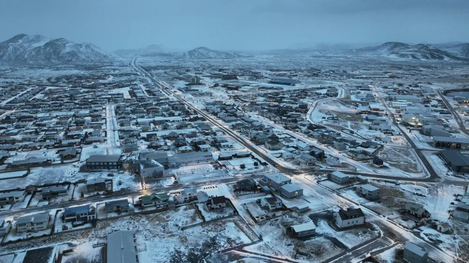 Влада Гріндавіка попросила населення залишити цей район через підвищений ризик вивержень. Фото: Halldor Kolbeins/Getty Images
