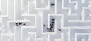 Найбільший у світі зимовий лабіринт, розташований у парку розваг «Сноуландія», Закопане, Польща, січень 2024 року. Фото: Reuters