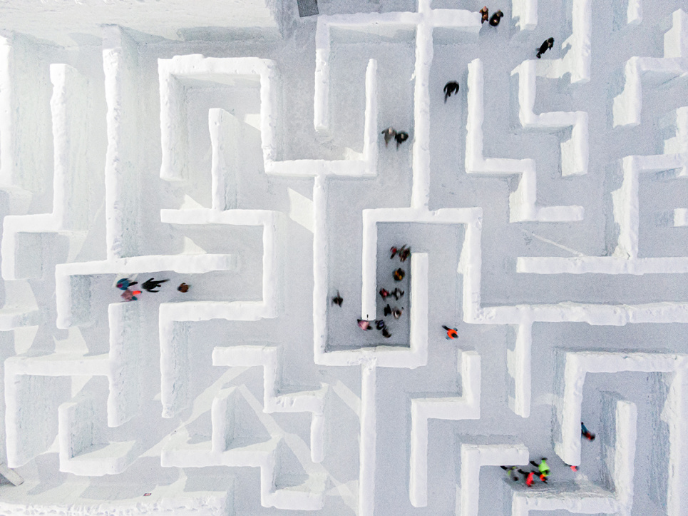 Самый большой в мире зимний лабиринт, расположенный в парке развлечений "Сноуландия", Закопане, Польша, январь 2024 года. Фото: Reuters