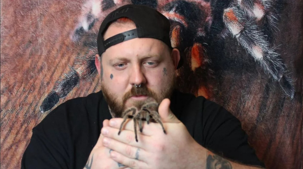 36-річний Аарон Фенікс лише за останній рік врятував понад 100 павуків, яких додав до своєї «печери тарантулів». Фото: SWNS