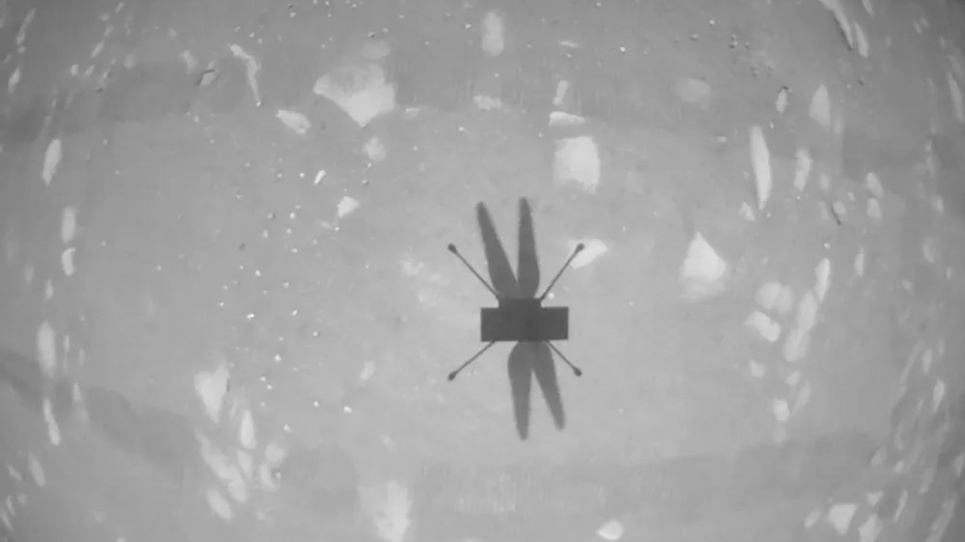 NASA потеряла связь с летательными аппаратами на Марсе Тень от мини-вертолета NASA Ingenuity во время полета в апреле 2021 года. Фото: NASA/JPL-Caltech/Handout/Reuters