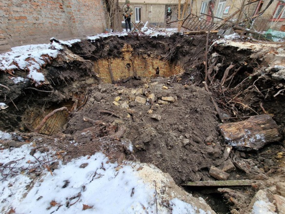 У Черкасах 18-метрове дерево провалилося під землю (ФОТО) Дерево провалилося під землю ФОТО