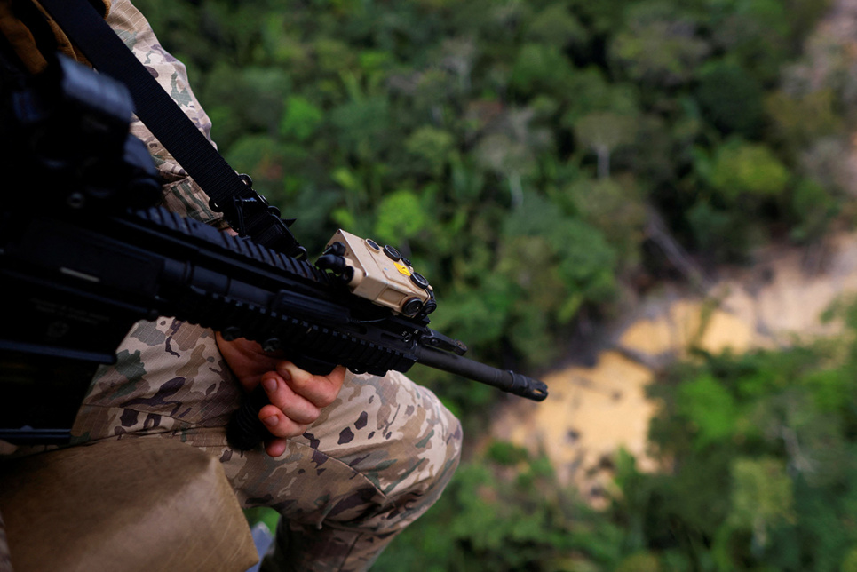 Военнослужащий на нелегальном руднике во время операции по борьбе с незаконной добычей золота в Национальном лесном парке Урупади в тропических лесах Амазонки, штат Амазонас, Бразилия, 30 мая 2023 года. Фото: Reuters