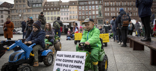 Діти фермерів на педальних тракторах беруть участь в акції протесту на підтримку батьків під час загальнонаціональних демонстрацій, організованих кількома фермерськими профспілками, Страсбург, Франція, 31 січня 2024 року. Фото: Reuters