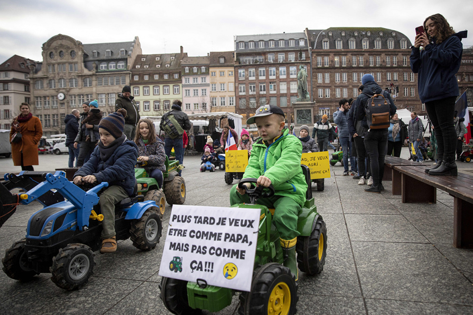 Дети фермеров на педальных тракторах принимают участие в акции протеста в поддержку родителей во время общенациональных демонстраций, организованных несколькими фермерскими профсоюзами, Страсбург, Франция, 31 января 2024 года. Фото: Reuters