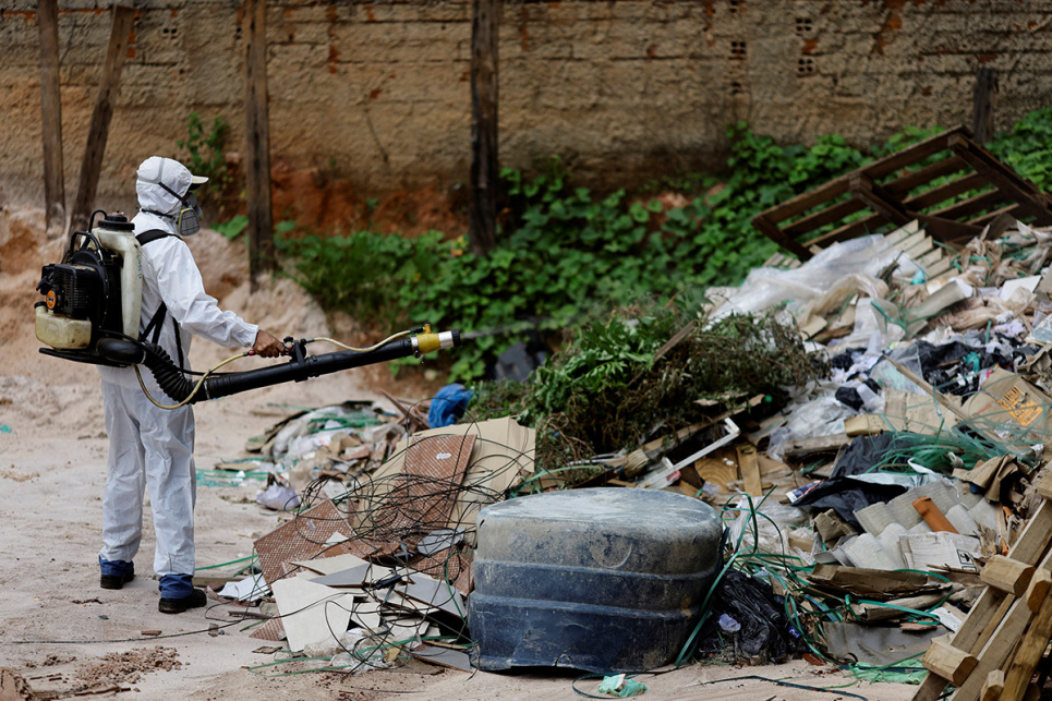 Медичний працівник розпорошує інсектицид для знищення жовтолихоманкового комара, щоб допомогти зменшити поширення лихоманки Денге. Район Сейландія Бразиліа, Бразилія, 6 лютого 2024 року. Фото: Reuters