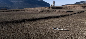 Заброшенное каноэ лежит на потрескавшемся дне водохранилища Сау примерно в 100 км к северу от Барселоны. Северо-восточный регион Каталонии сильно пострадал от засухи. Фото: Эмилио Моренатти/AP/dpa