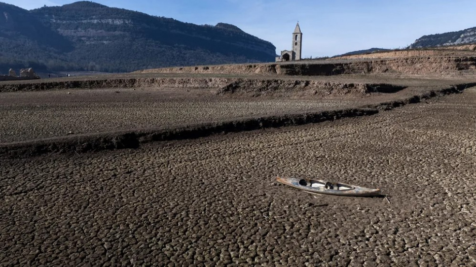 Покинуте каное лежить на потрісканому дні водосховища Сау приблизно за 100 км на північ від Барселони. Північно-східний регіон Каталонії сильно постраждав від посухи. Фото: Еміліо Моренатті/AP/dpa