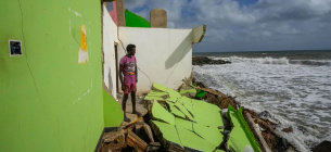 Родинний дім Ділрукшана Кумари був зруйнований ерозією. У такому прибережному містечку, як Іранавіла на Шрі-Ланці, підвищення рівня моря на кілька сантиметрів може означати втрату домівки для багатьох. Фото: Eranga Jayawardena/AP/dpa