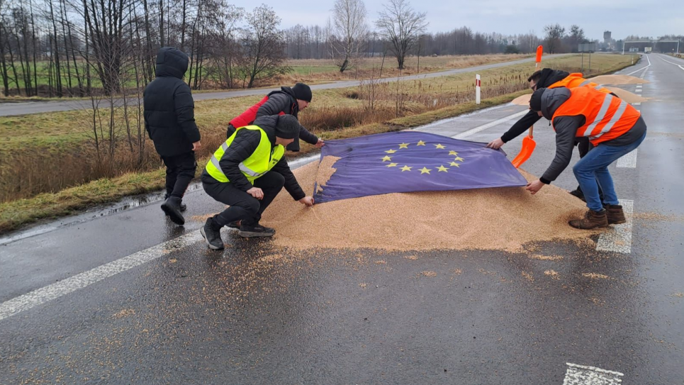 Уничтожение украинского зерна польскими протестующими