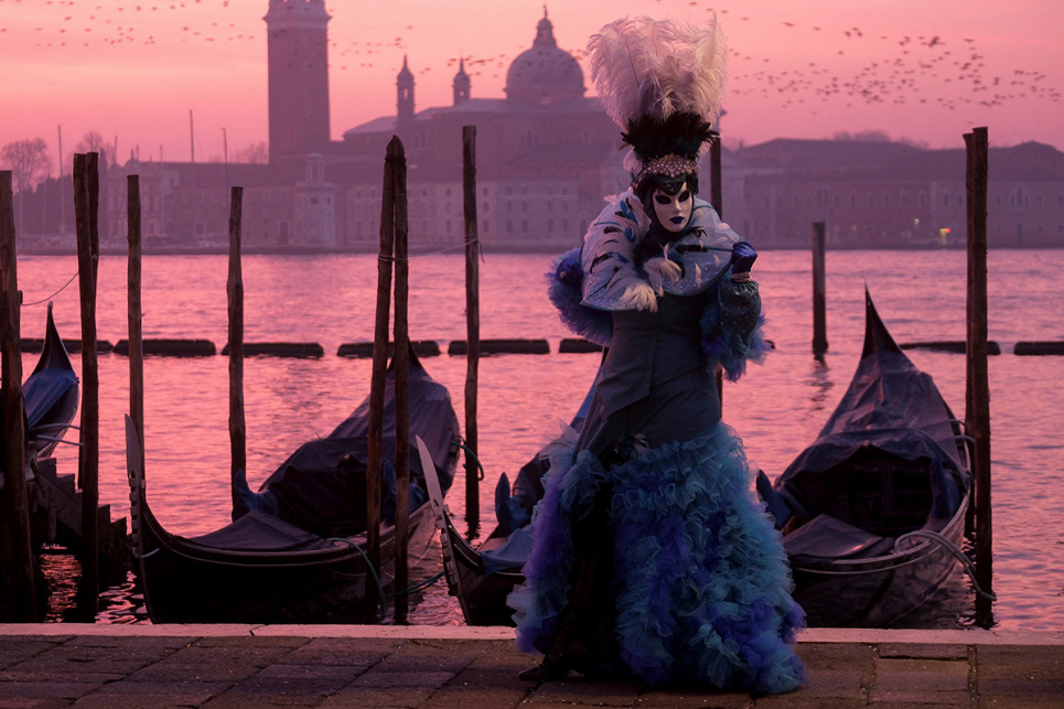 Участница венецианского карнавала в маске на площади Святого Марка в Венеции, Италия, 3 февраля 2024 года. Фото: Reuters