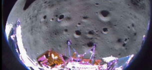 Знімок поверхні Місяця, який зробив модуль за 35 секунд до посадки. Фото: Intuitive Machines