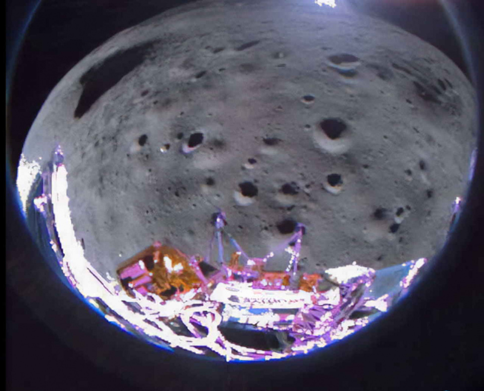 Знімок поверхні Місяця, який зробив модуль за 35 секунд до посадки. Фото: Intuitive Machines