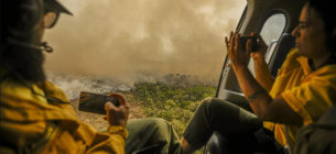 Сотрудники бразильского природоохранного ведомства пролетают над лесным пожаром в регионе Пантанал в ноябре 2023 года. Фото: Joedson Alves/Agencia Brazil/dpa