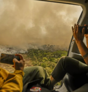 Співробітники бразильського природоохоронного відомства пролітають над лісовою пожежею в регіоні Пантанал у листопаді 2023 року. Фото: Joédson Alves/Agencia Brazil/dpa
