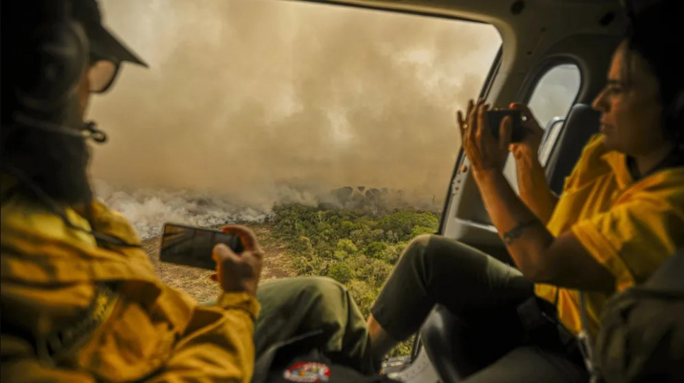 Співробітники бразильського природоохоронного відомства пролітають над лісовою пожежею в регіоні Пантанал у листопаді 2023 року. Фото: Joédson Alves/Agencia Brazil/dpa