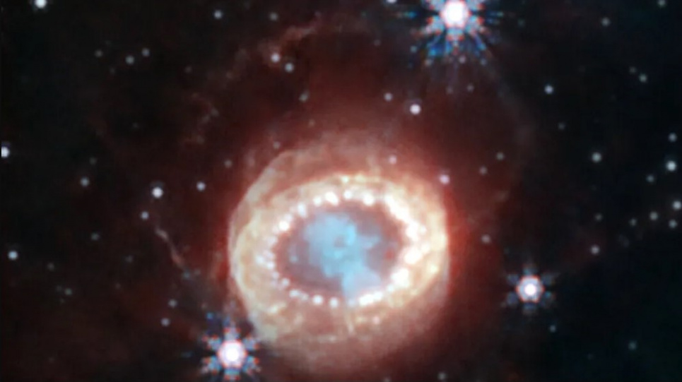 Это изображение с телескопа Джеймса Уэбба показывает область Вселенной, где когда-то разразилась звезда сверхновой 1987 года. Ударная волна горячего газа распространяется там и сегодня. Фото: Nasa/ESA/M. Matsuura/R. Arendt/C. Франссон/pa/dpa