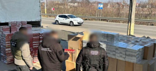 На Київщині намагалися БЕБ "знайшла" фуру з контрабандними цигарками на суму 6,7 млн грн 