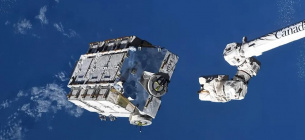 Ще один піддон з акумуляторами відокремився від МКС у березні 2017 року. Фото: Mike Hopkins/NASA
