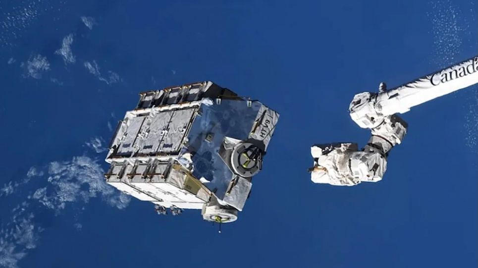 Еще один поддон с аккумуляторами отделился от МКС в марте 2017 года. Фото: Mike Hopkins/NASA