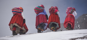 Представниці групи альпіністок із болівійського корінного народу аймара піднімаються на засніжену гору Уайна-Потосі неподалік Ель-Альто, Болівія, 28 лютого 2024 року. Фото: Reuters
