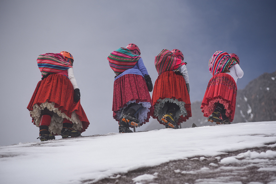 Представительницы группы альпинисток из боливийского коренного народа аймара поднимаются на заснеженную гору Уайна-Потоси недалеко от Эль-Альто, Боливия, 28 февраля 2024 года. Фото: Reuters