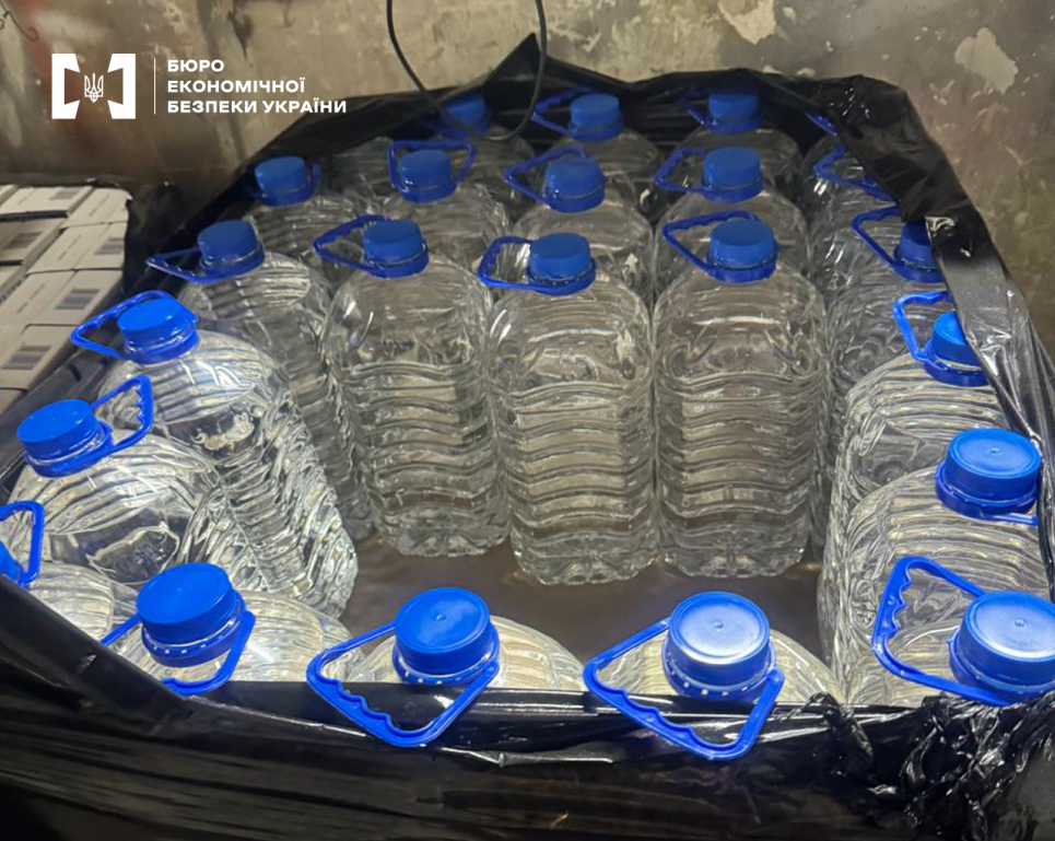 Детективи БЕБ викрили підпільний завод з виробництва елітного алкоголю  Детективи БЕБ викрили підпільний завод з виробництва елітного алкоголю