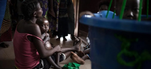 В Центральноафриканской Республике мать с недоедающим ребенком ждут медицинской помощи (архивное изображение 2018 года). Фото: Florent Vergens/AFP/Getty Images