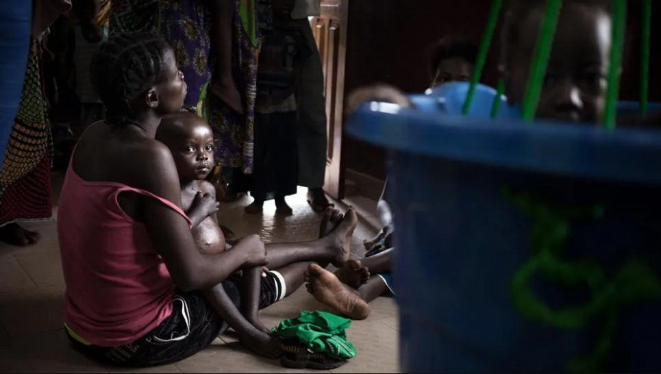 В Центральноафриканской Республике мать с недоедающим ребенком ждут медицинской помощи (архивное изображение 2018 года). Фото: Florent Vergens/AFP/Getty Images