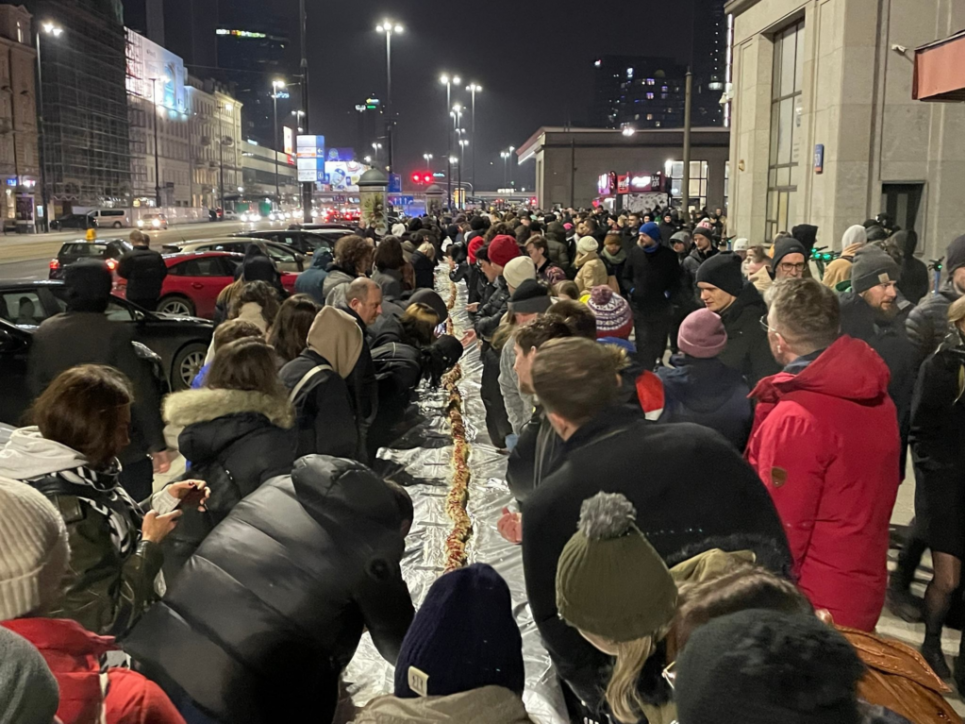 Найдовшу запіканку у світі приготували у столиці Польщі, побивши попередній рекорд на 14 метрів (ФОТО) Найдовшу запіканку у світі приготували у столиці Польщі