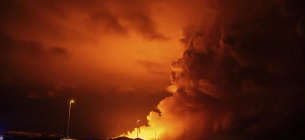 Шлейфы дыма поднимаются после извержения вулкана между Хагафеллом и Сторой Скогфеллом. Фото: Марко ди Марко/AP/dpa