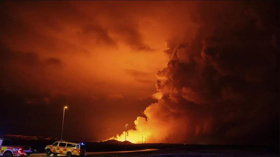 Шлейфы дыма поднимаются после извержения вулкана между Хагафеллом и Сторой Скогфеллом. Фото: Марко ди Марко/AP/dpa
