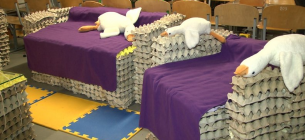 Меблі з лотків для яєць.
Фото; Суспільне