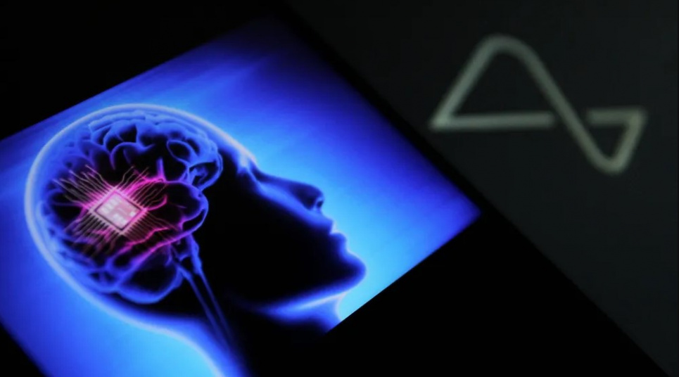29-річний пацієнт став першою людиною, якій після нещасного випадку імплантували в мозок комп'ютерний чип від стартапу Neuralink. Генеральний директор Ілон Маск хоче використати його, щоб з'єднати людину і машину. Фото: Angga Budhiyanto/imago
