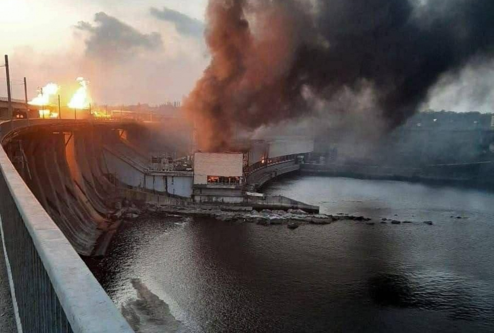 В результате атаки на Днепровскую ГЭС произошла утечка нефтепродуктов в Днепр Утечка нефтепродуктов в реку Днепр